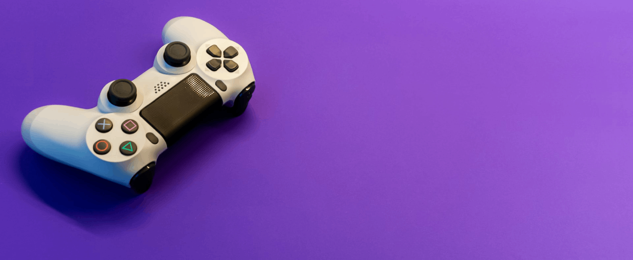 Imagen de un mando de videoconsola sobre fondo morado