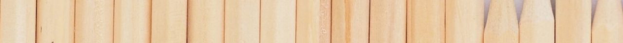 Imagen de varios lapiceros de madera de distintos colores