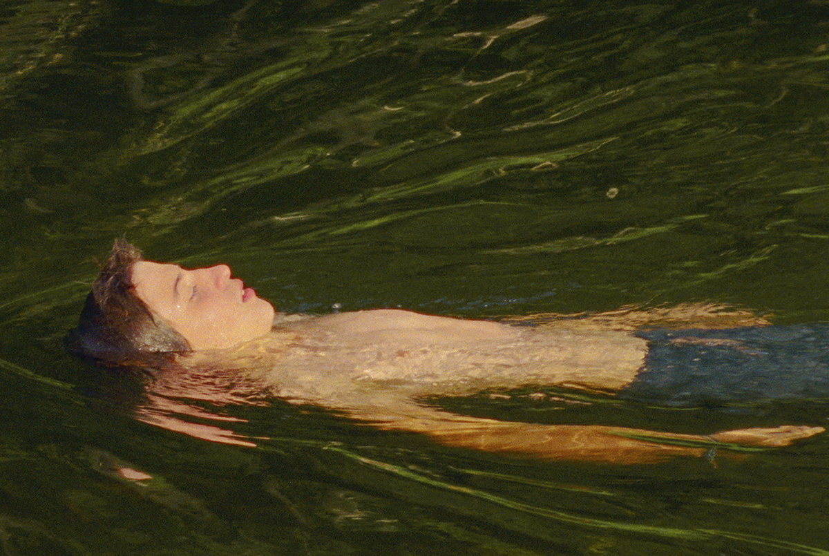 Fotograma de la película "Extraño río"