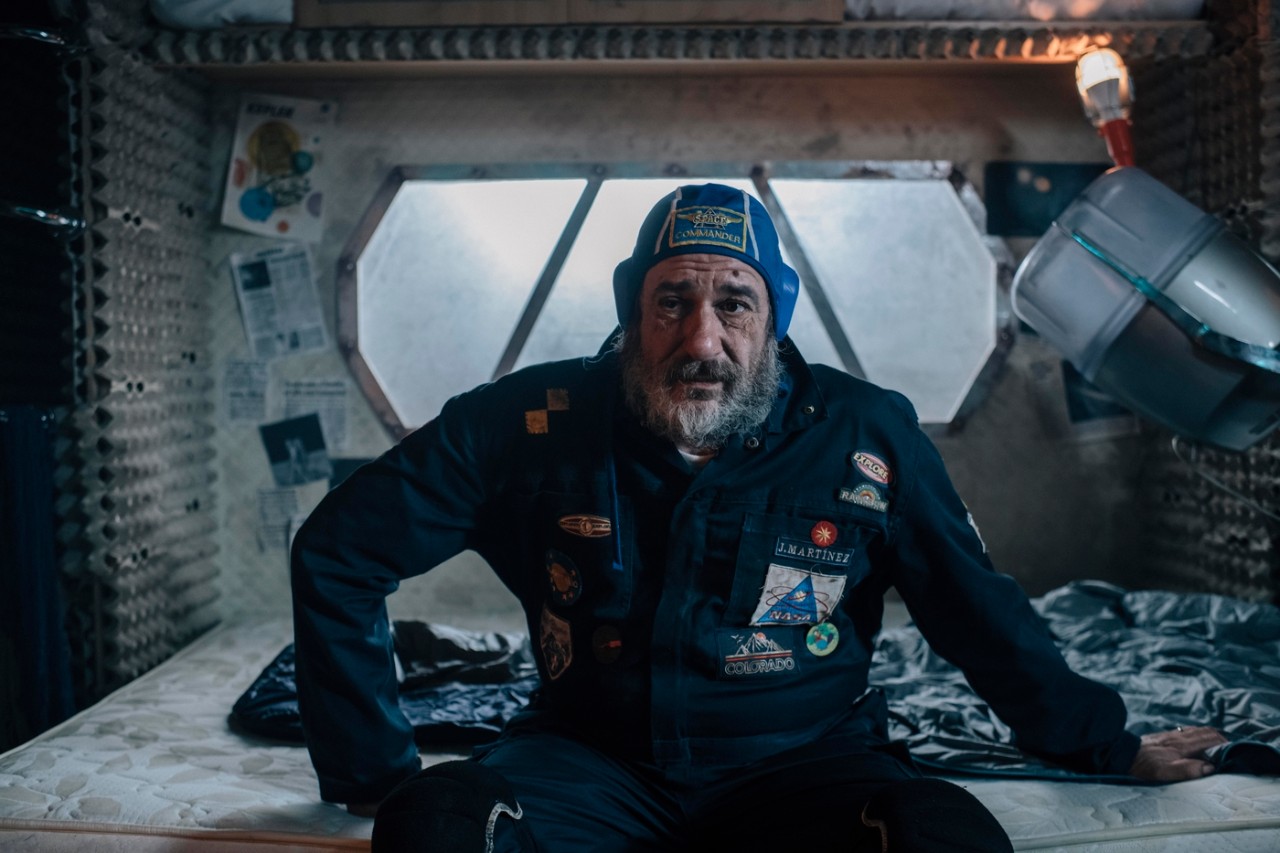 Astronauta sentado en compartimento espacial
