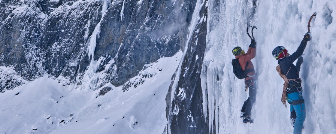 Fotograma de la película La Cima. Dos personas escalan una montaña nevada