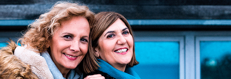 Fotograma de la serie Patria. Dos mujeres abrazándose y sonriendo