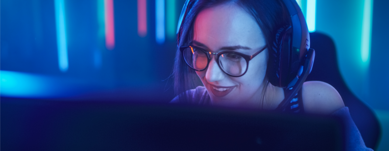 chica con gafas mirando monitor con cascos