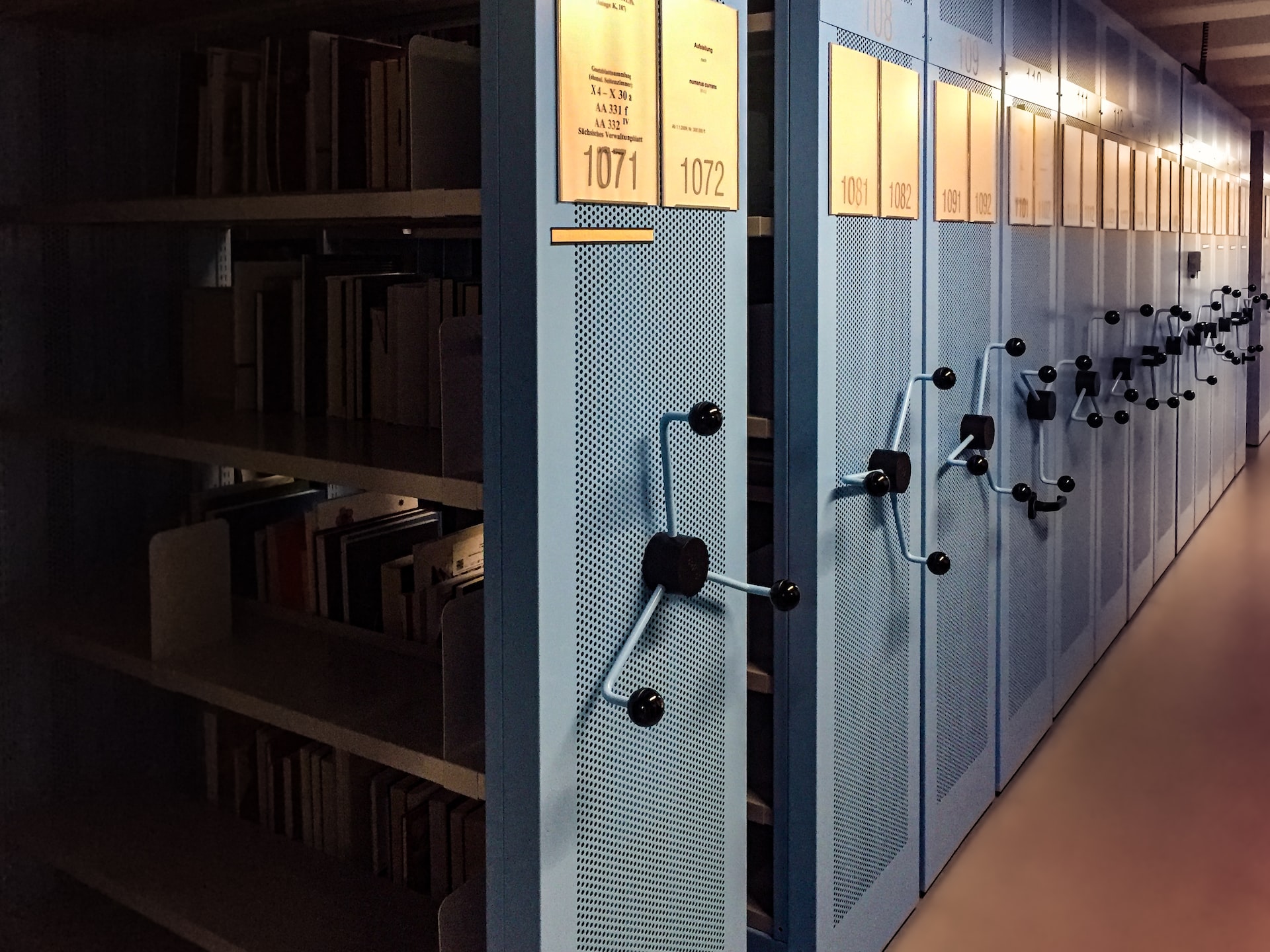 Estanterías metálicas de una biblioteca o archivo