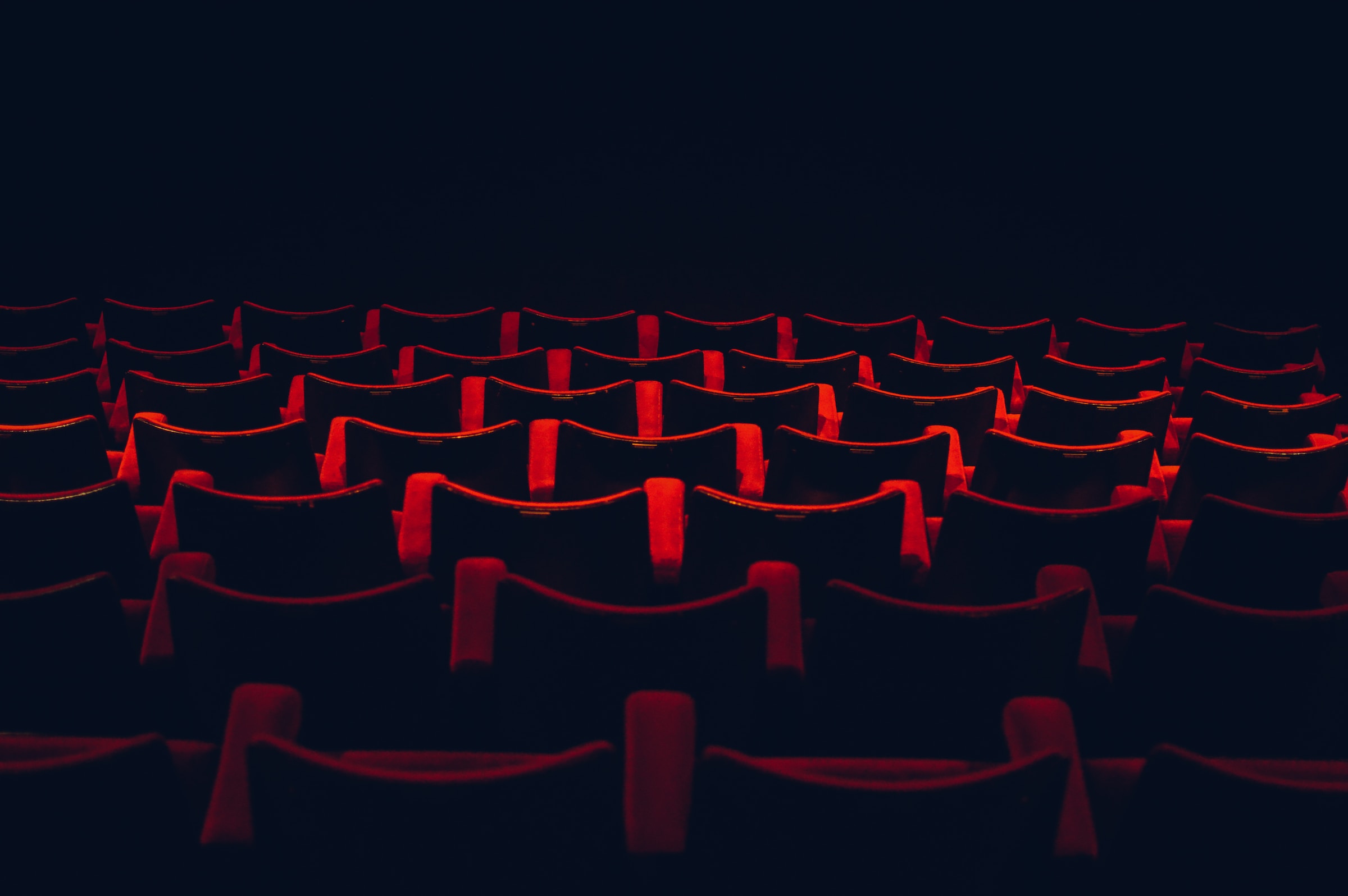 butacas de cine rojas sin gente