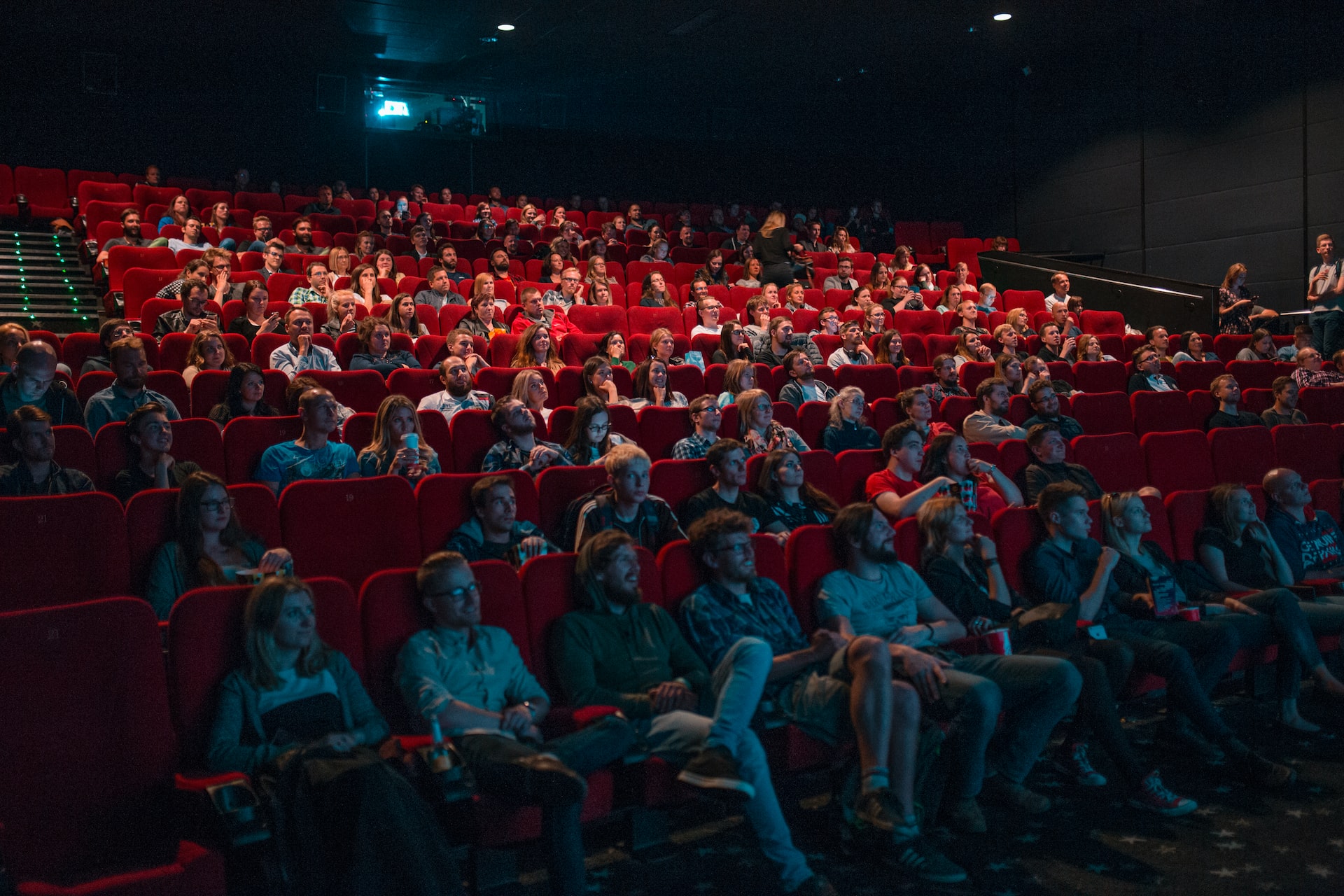 sala de cine con personas viendo una proyección