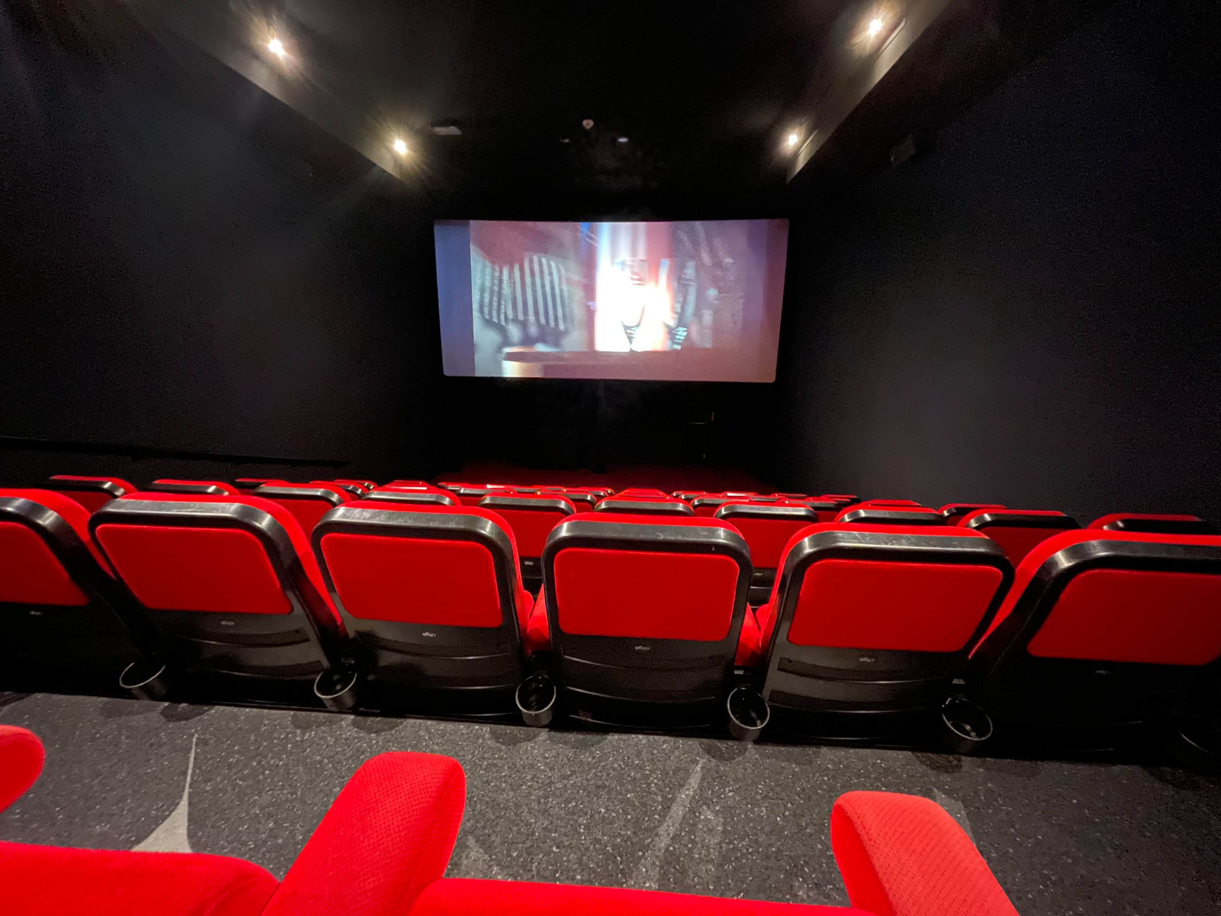 Cine vacío visto desde atrás