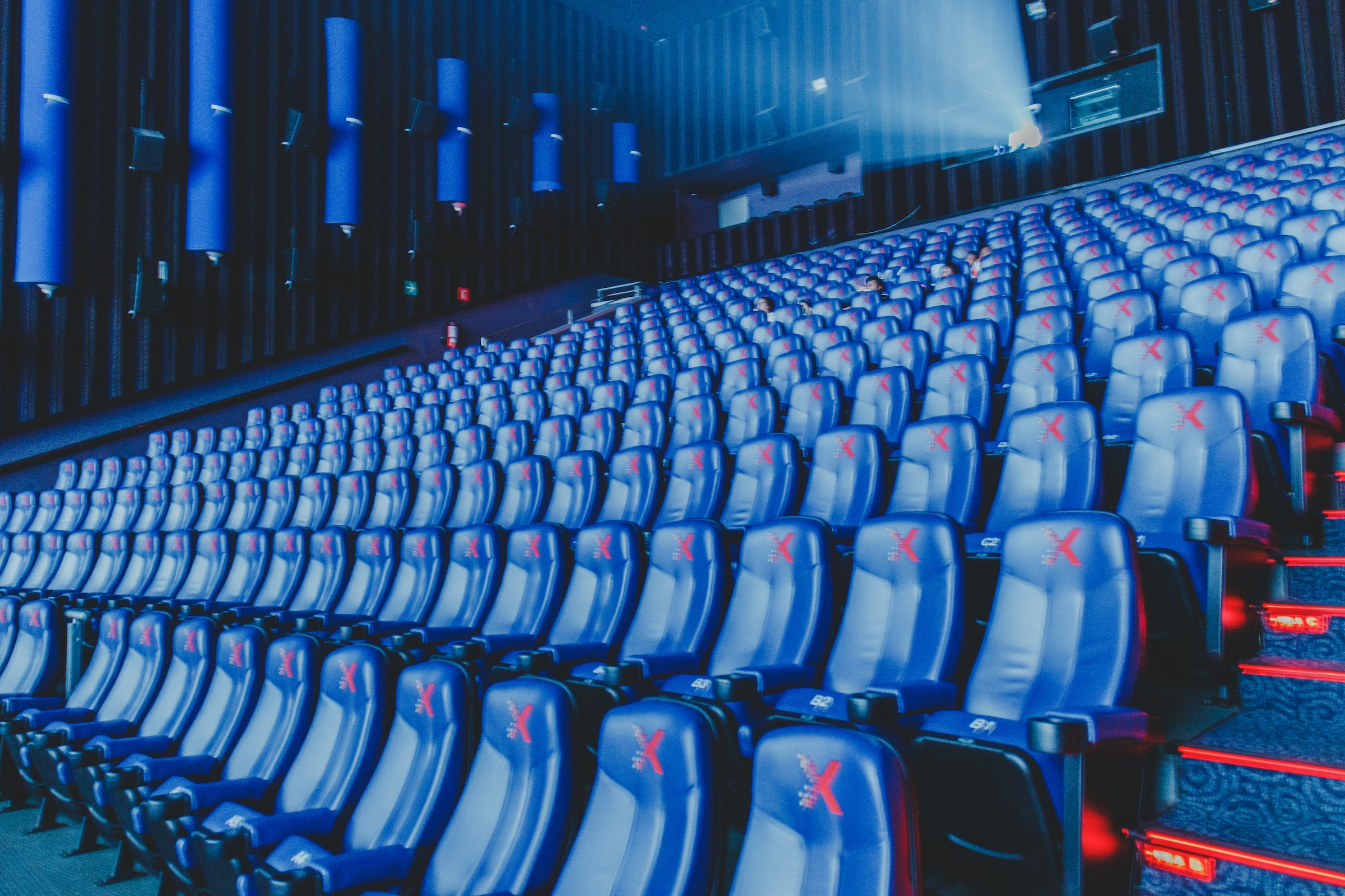 Sala de cine con asientos azules