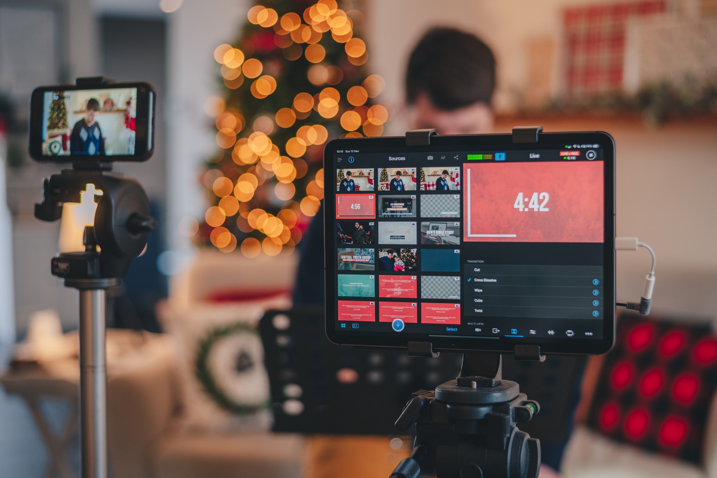 cámara grabando a chico con fondo navideño borroso