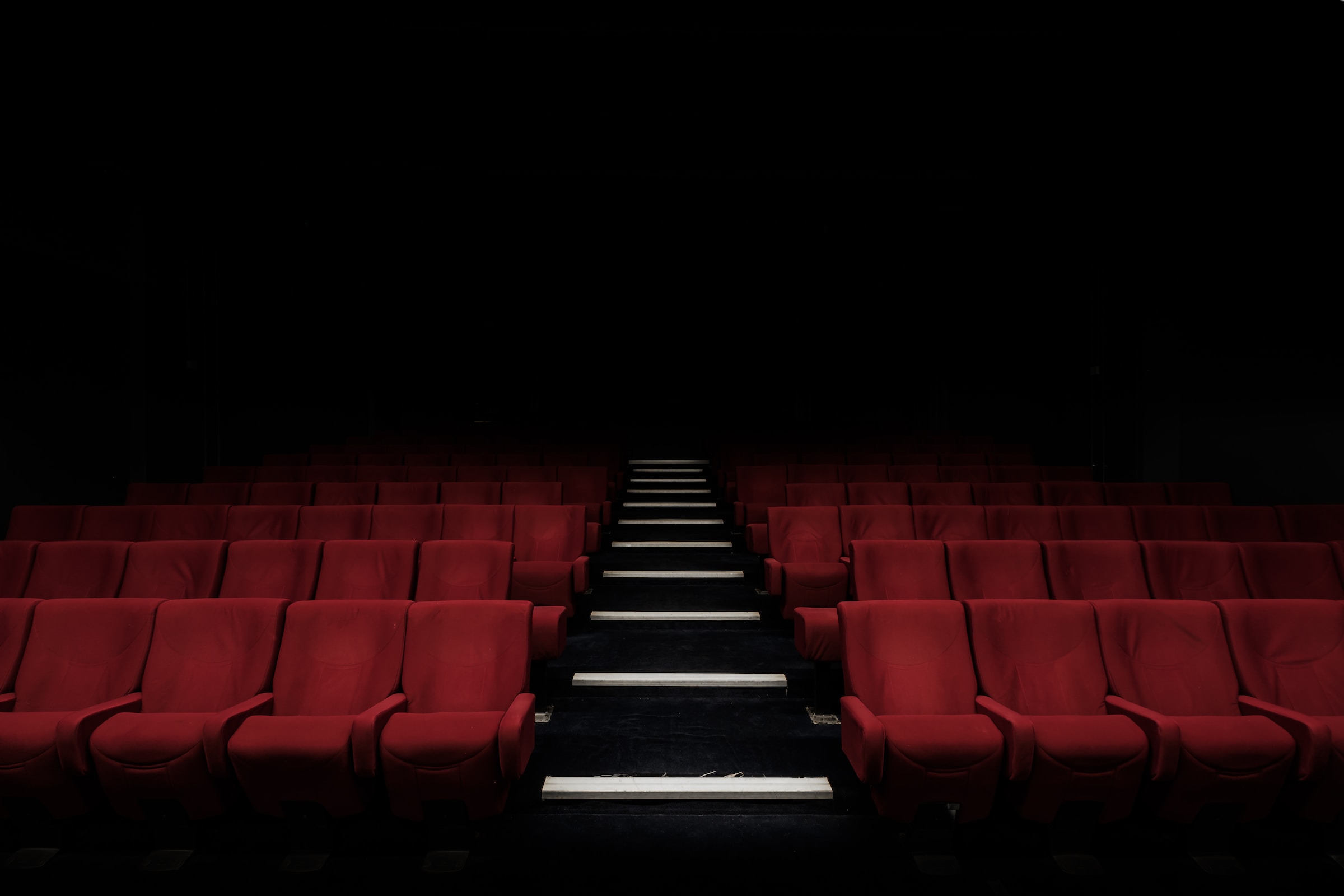 Sala vacía de cine vistas las butacas rojas de frente