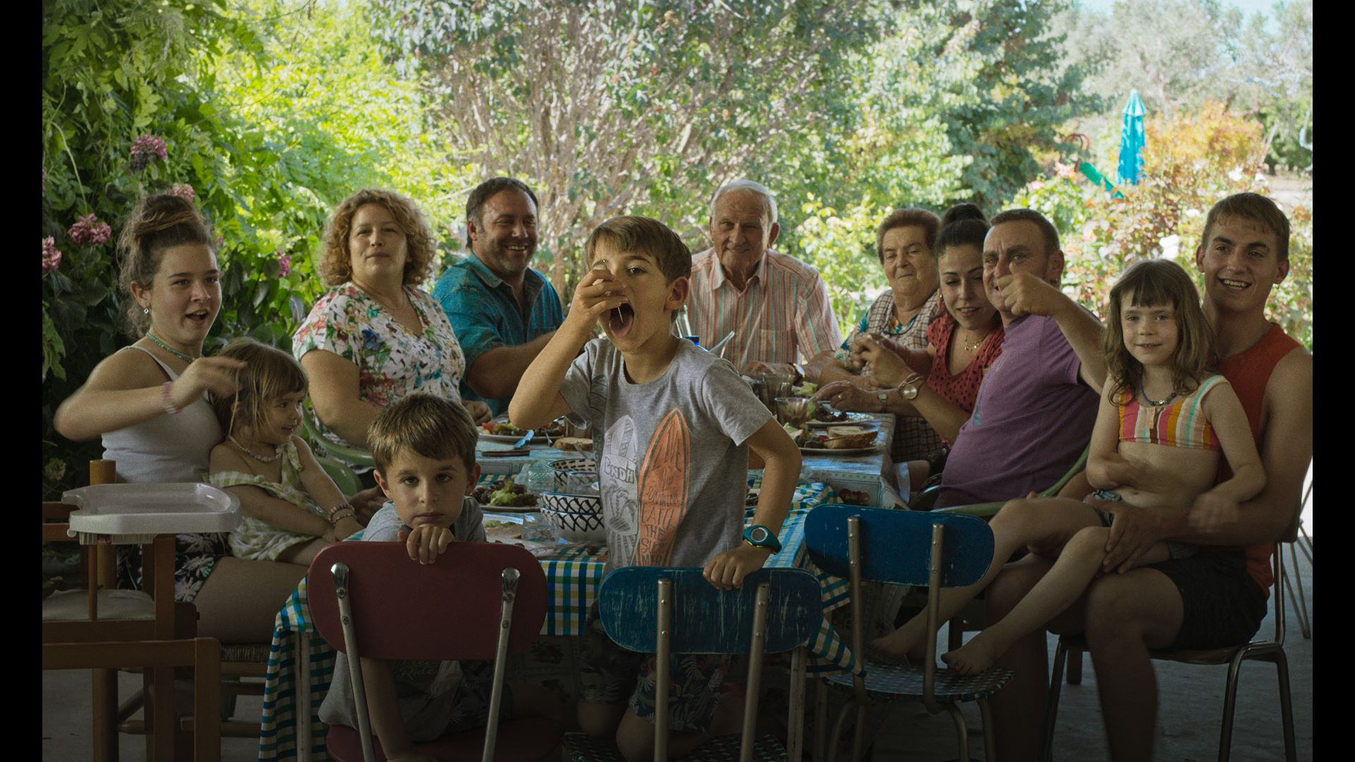 Fotograma de la película Alcarrás
