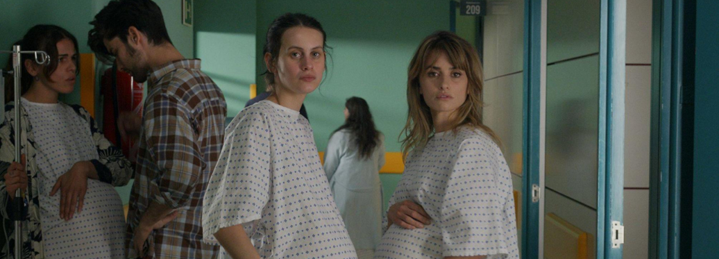 Fotograma de la película Madres paralelas