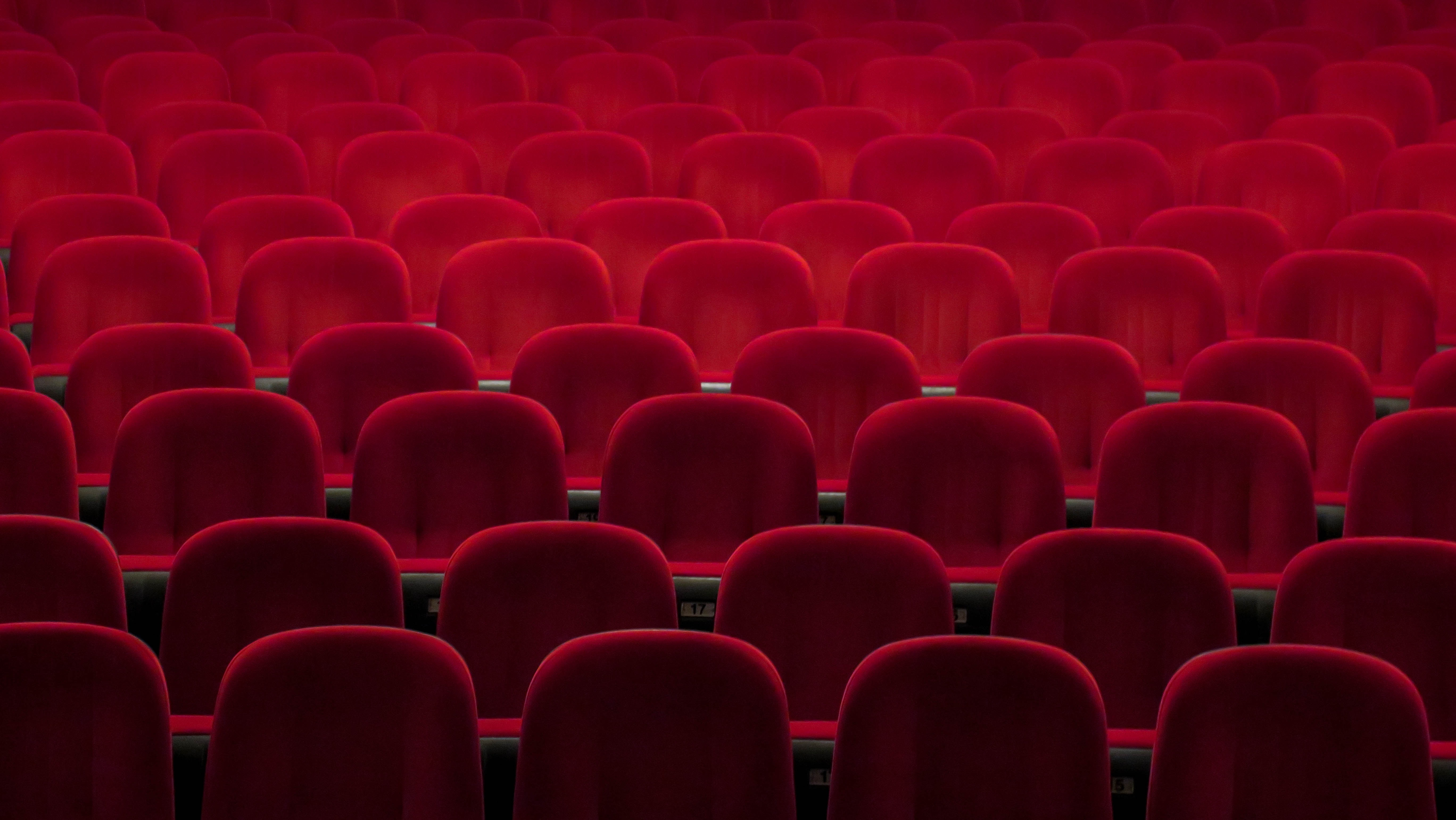butacas rojas de un cine vacío