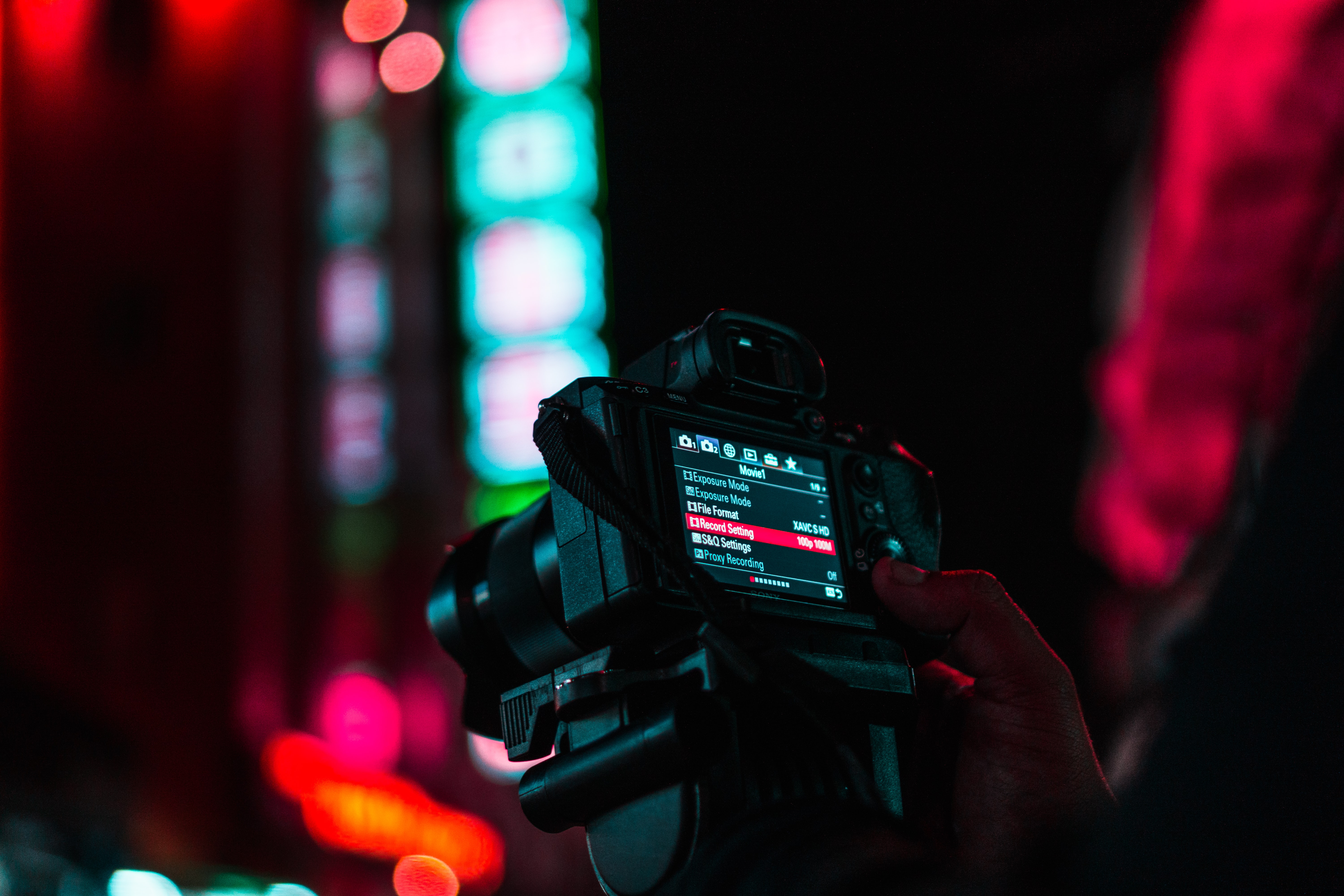 imagen de una cámara de foto vídeo por la noche
