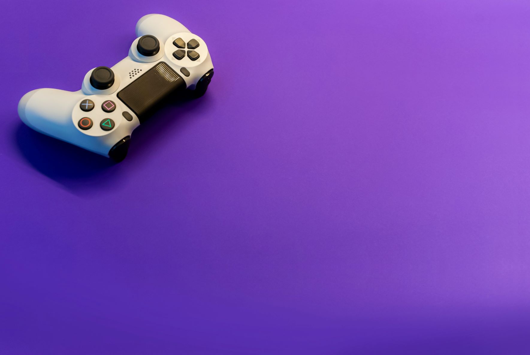 Mando de videoconsola sobre fondo morado