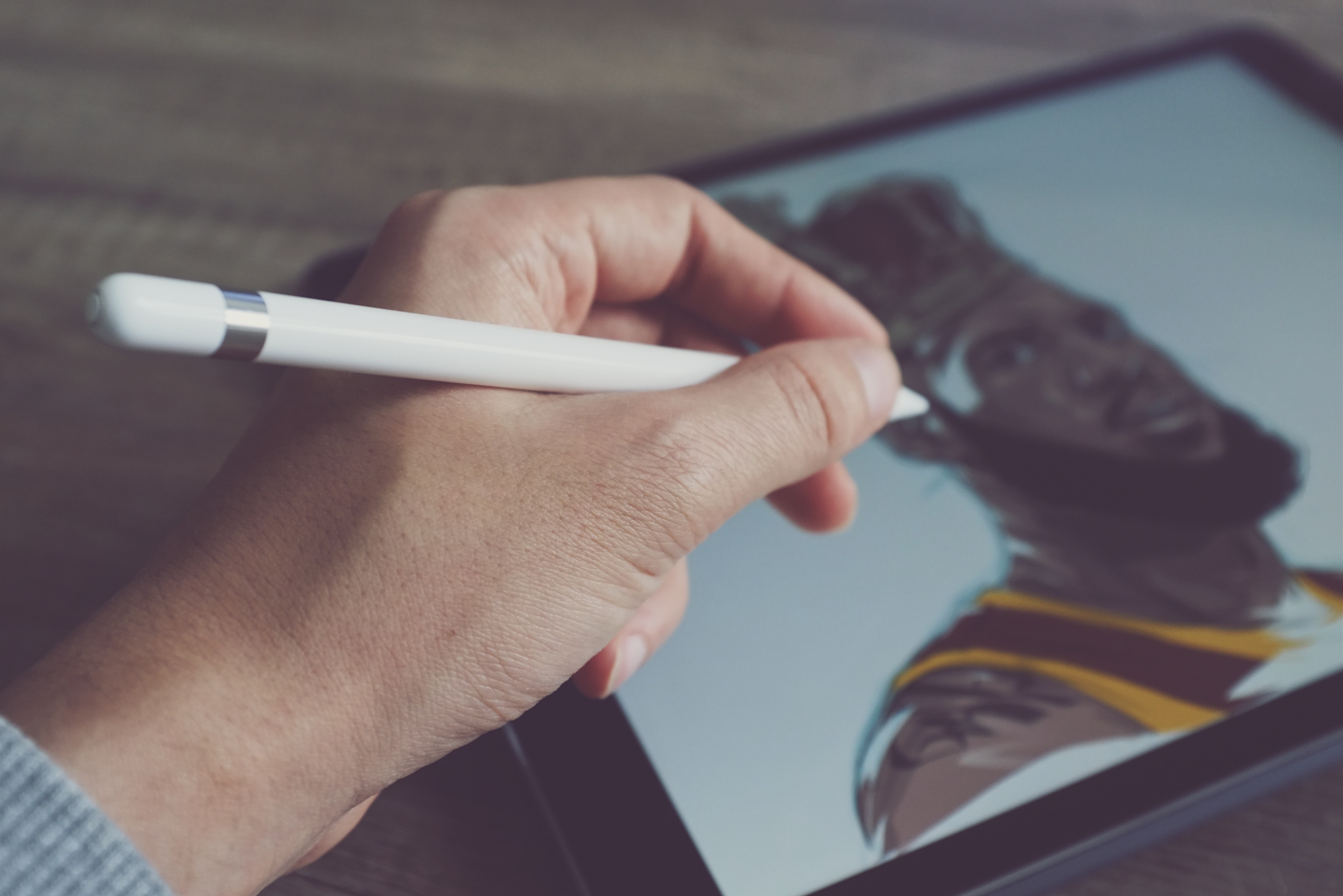 Primer plano de una mano dibujando en una tablet