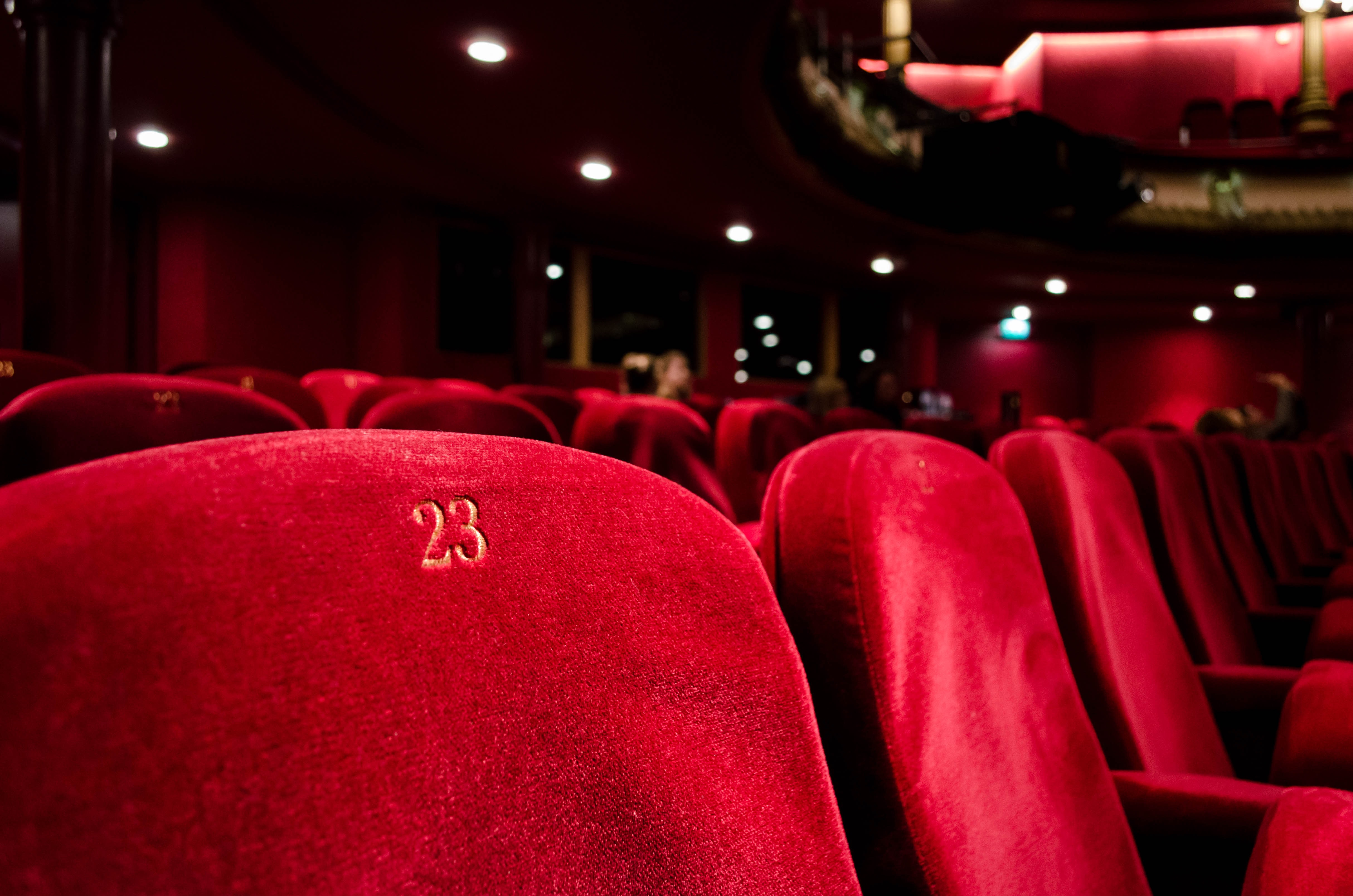 Butacas rojas de terciopelo de un cine vacío