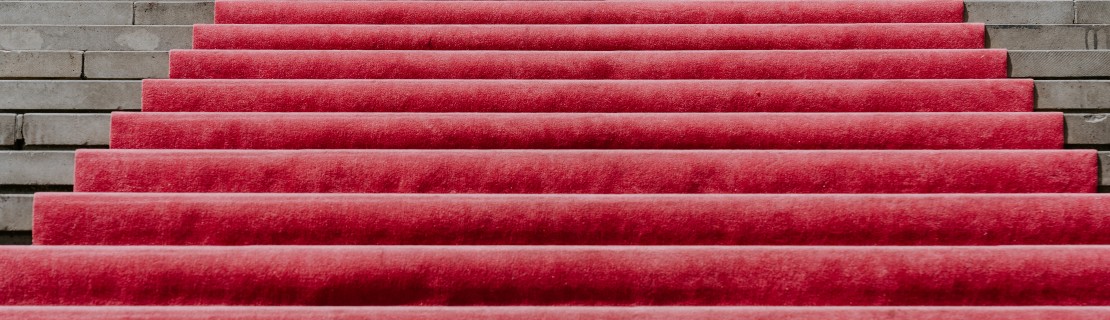 alfombra roja sobre escaleras de piedra grises