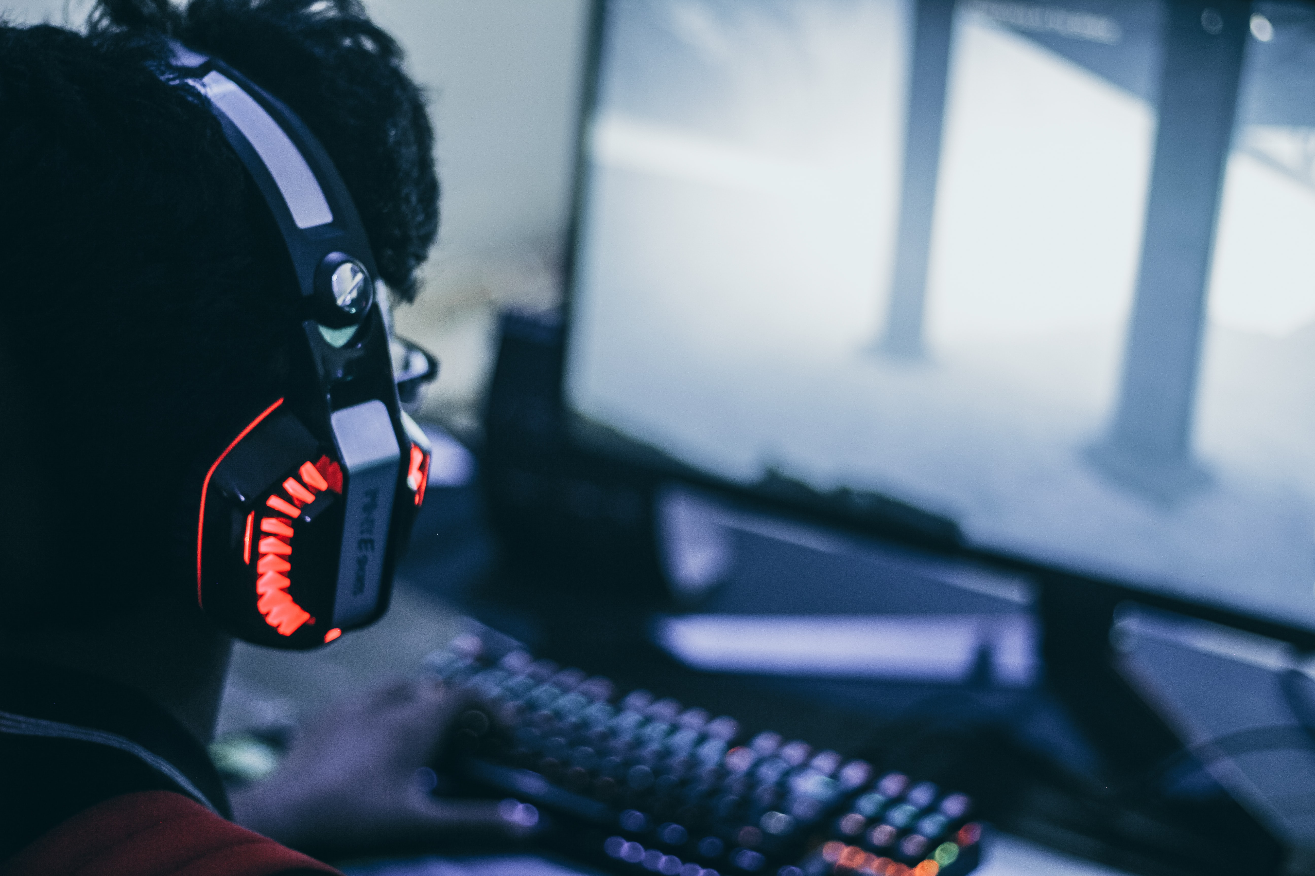 Gamer enfocado desde la espalda