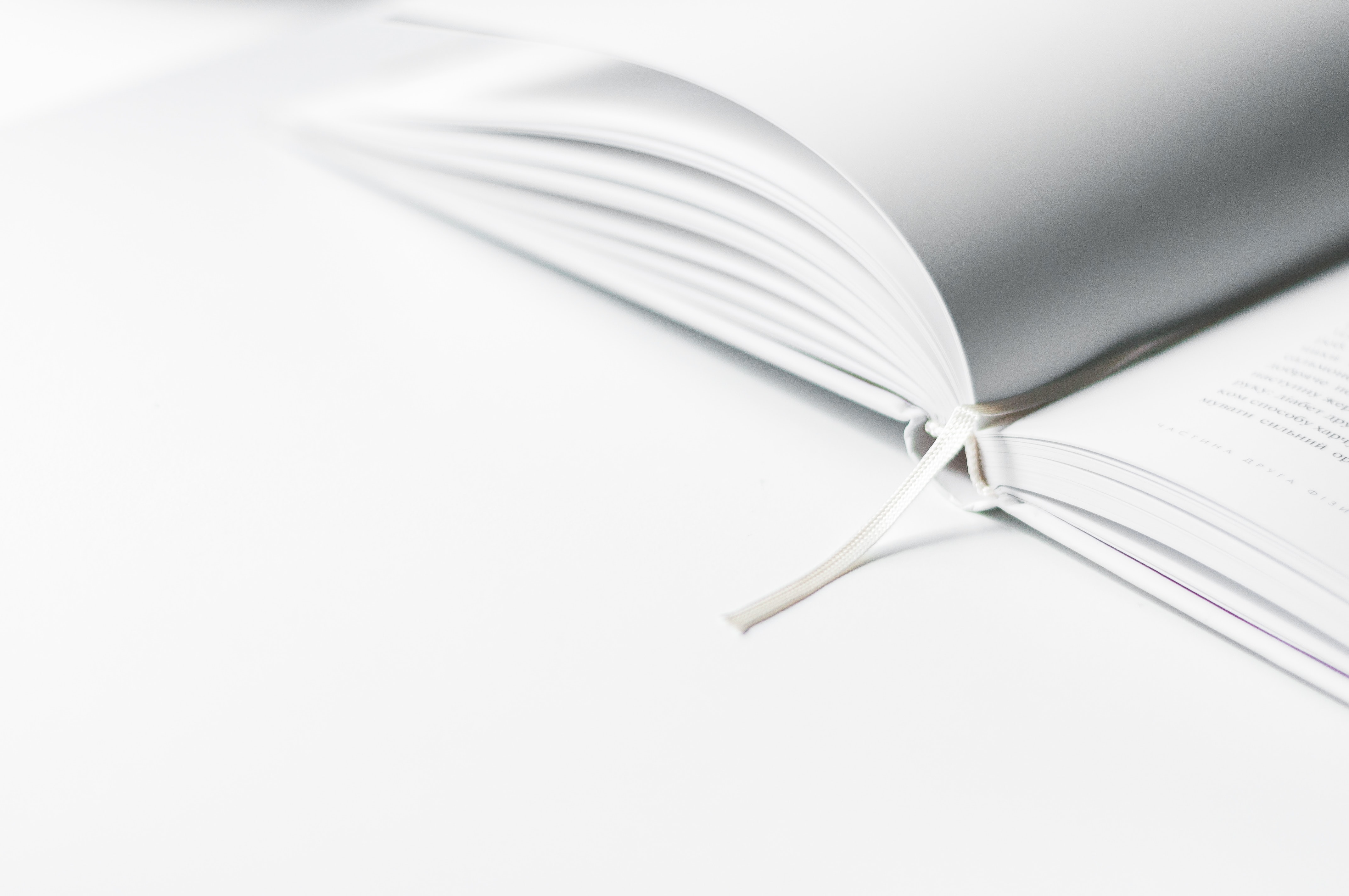 Libro abierto sobre fondo blanco