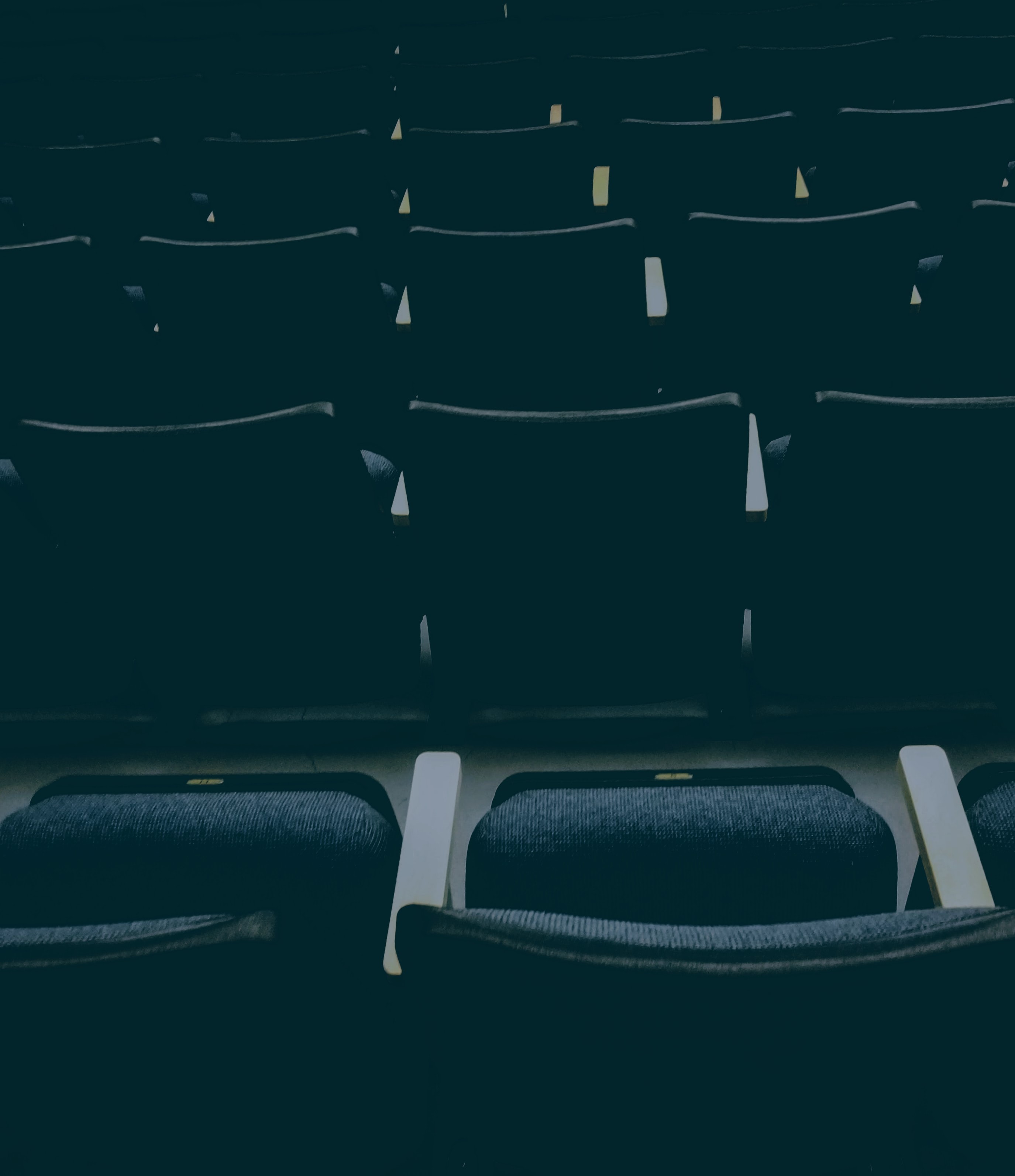 sala de cine vacía con butacas grises