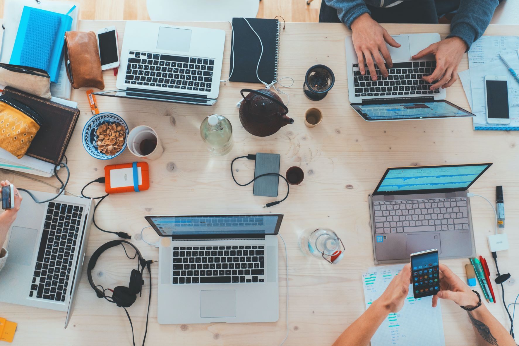 Mesa de trabajo compartida vista desde arriba