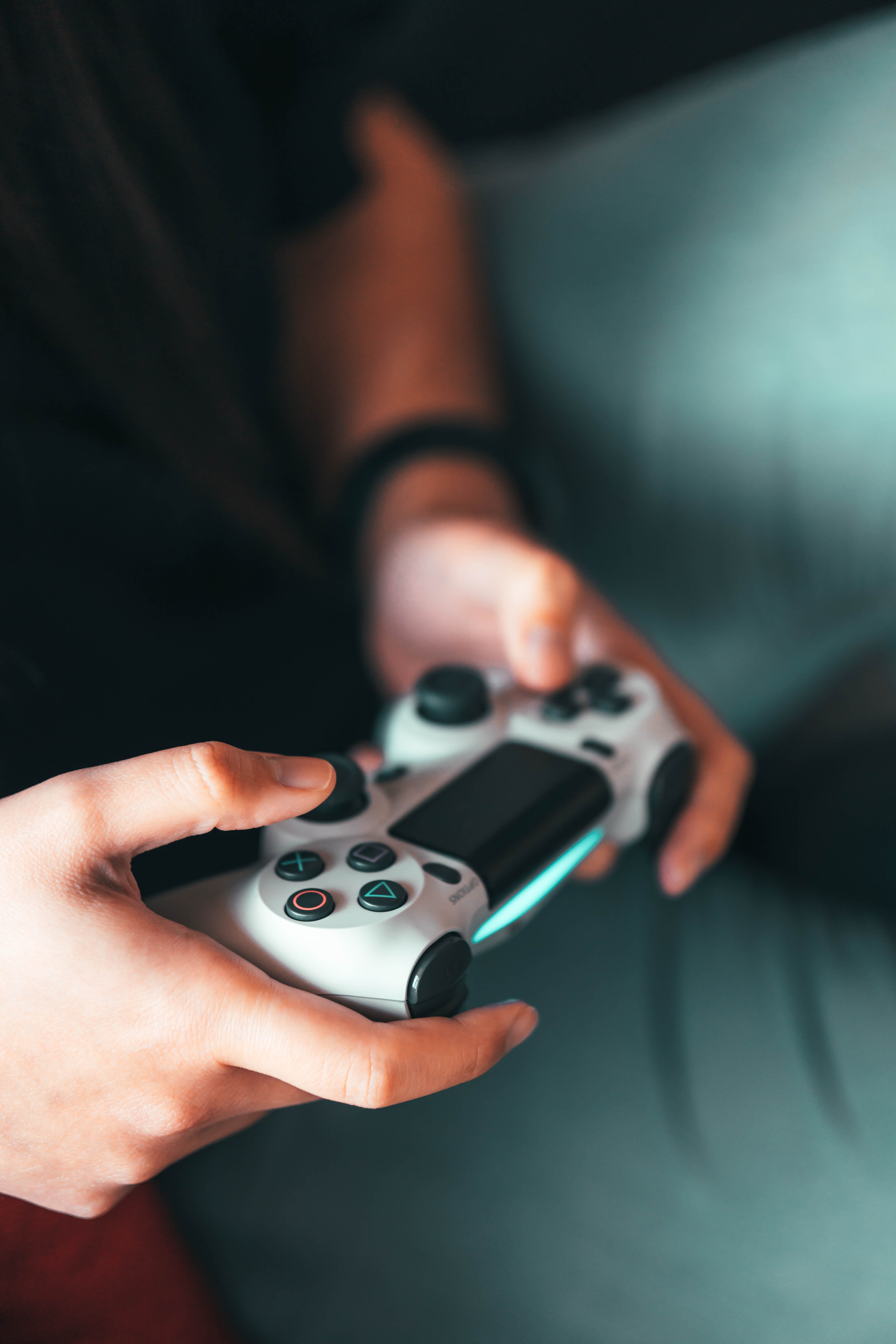 Manos sujetando un mando de videoconsola