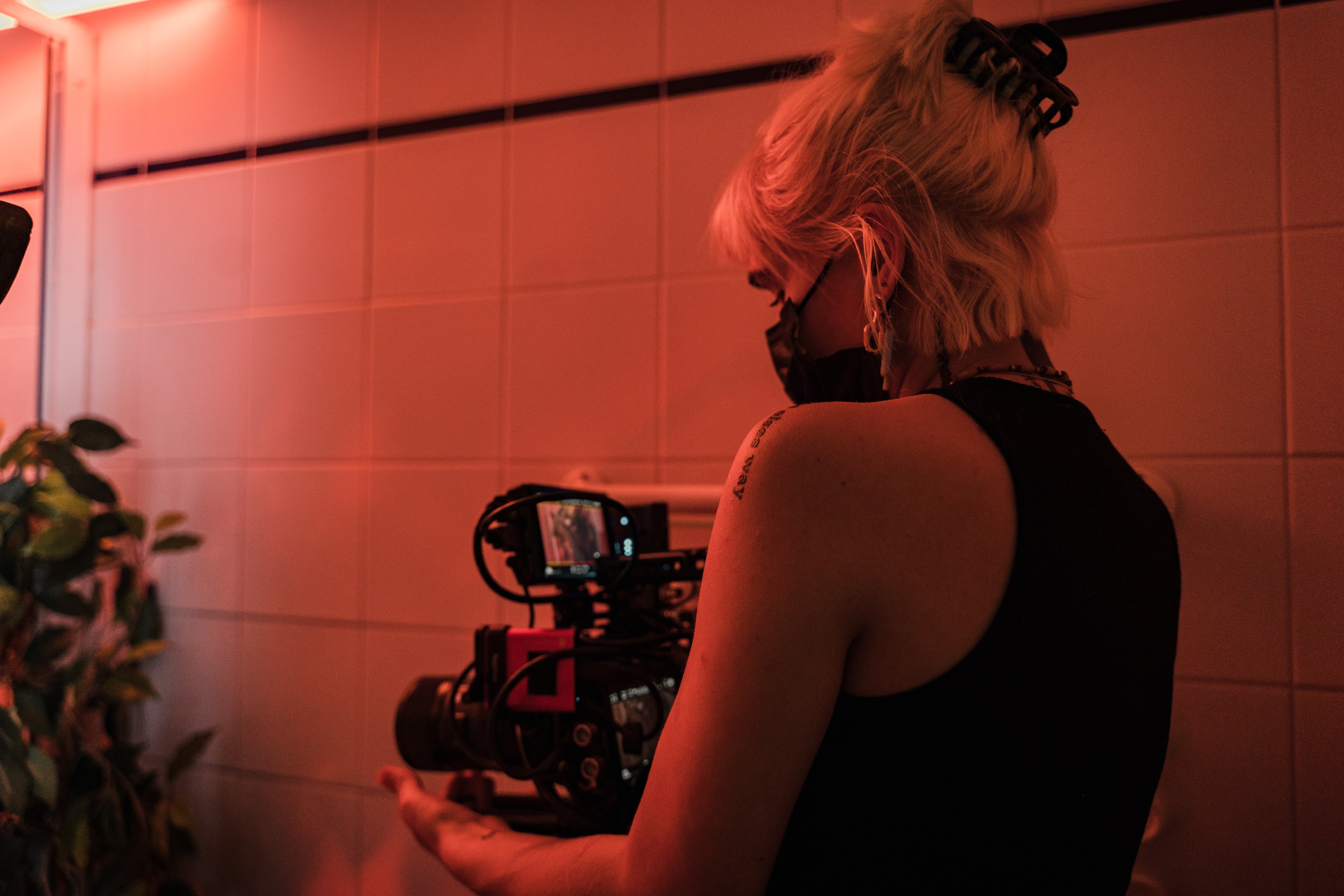 Mujer grabando una película