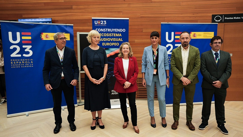 Nadia Calviño junto a otros participantes en el Festival de San Sebastián
