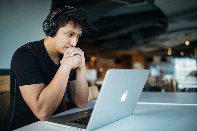 Estudiante viendo un vídeo en un portátil