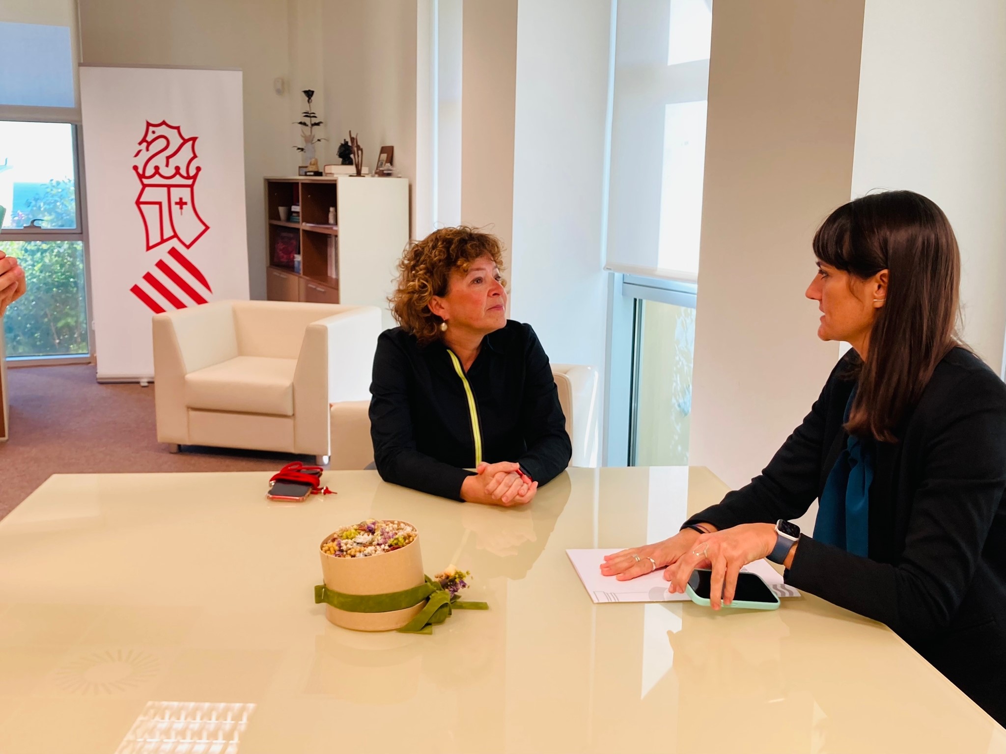 La secretaria de Estado de Telecomunicaciones e Infraestructuras Digitales, María González Veracruz, con Josefina Bueno