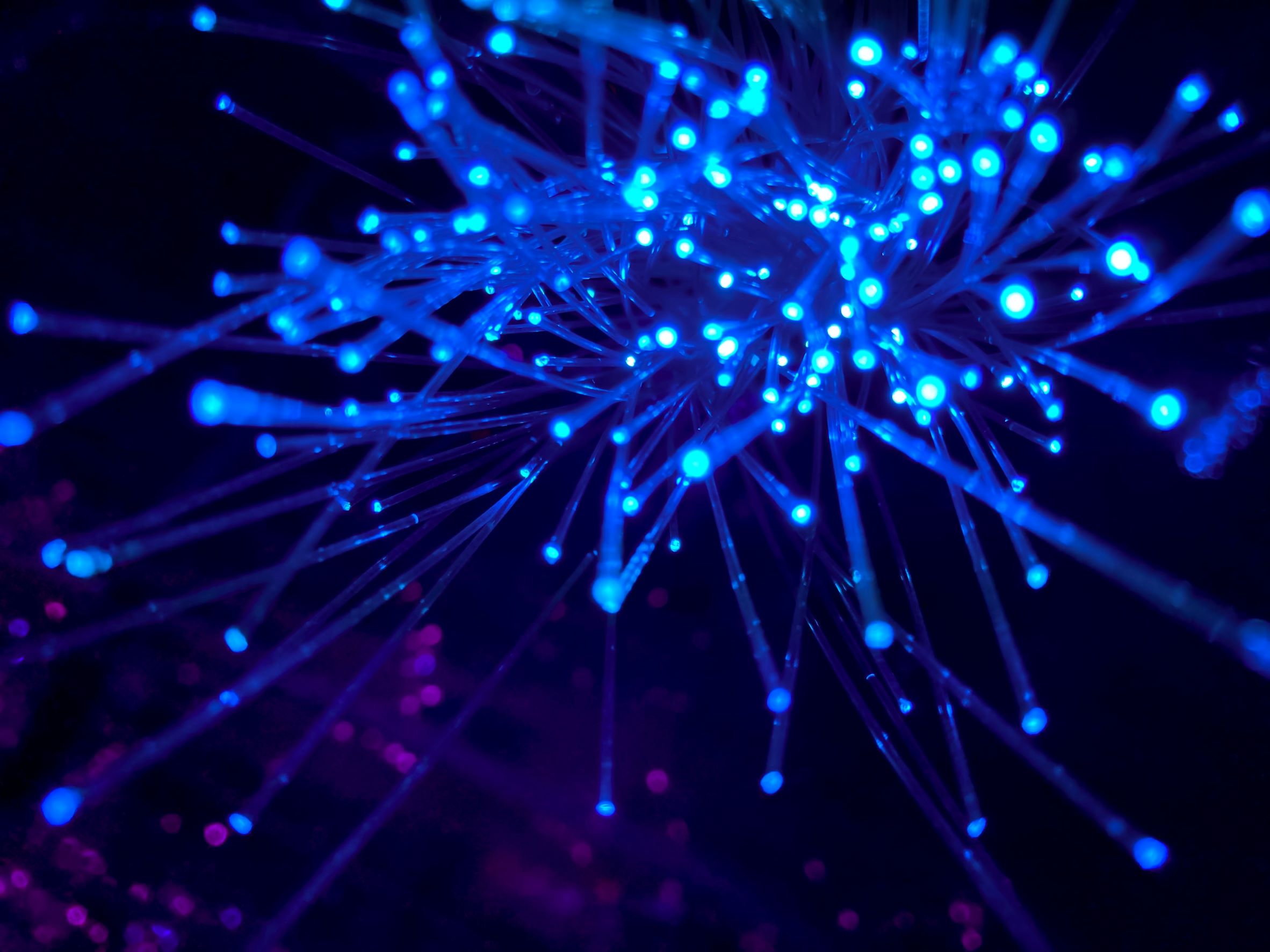 Imagen abstracta de un haz de luces azul claro sobre fondo azul oscuro