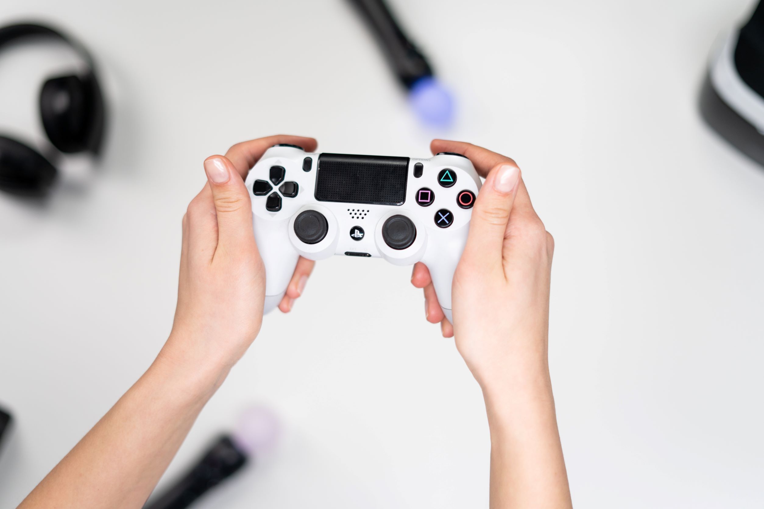 Manos de mujer con un mando de jugar a la videoconsola