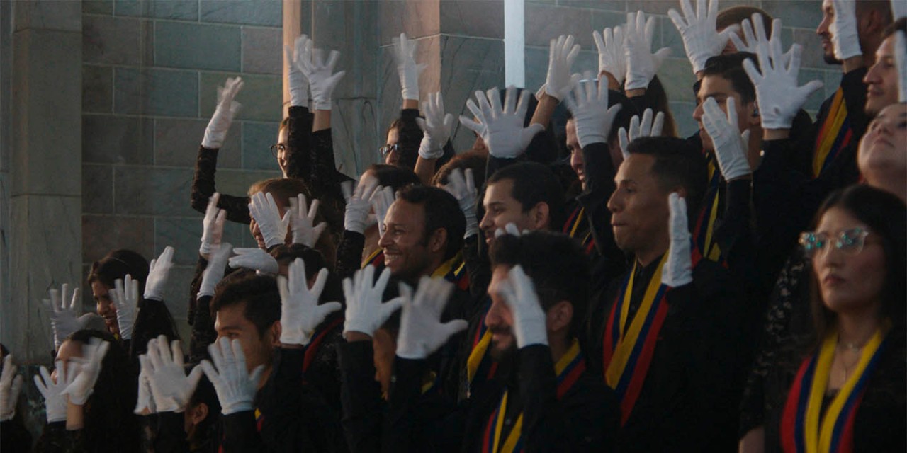 Fotograma de la película "El canto de las manos"