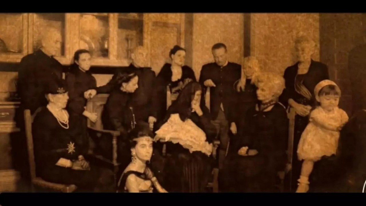 Fotograma de la película "Ala Negra"