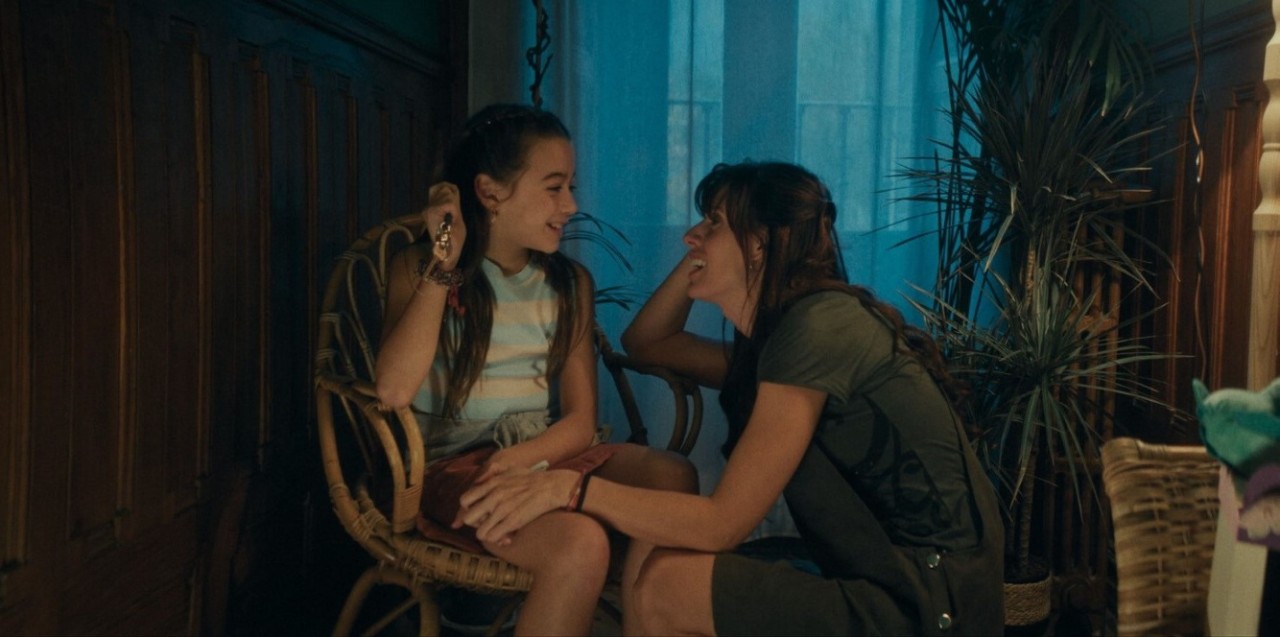 Fotograma de la película "Cuatro paredes"