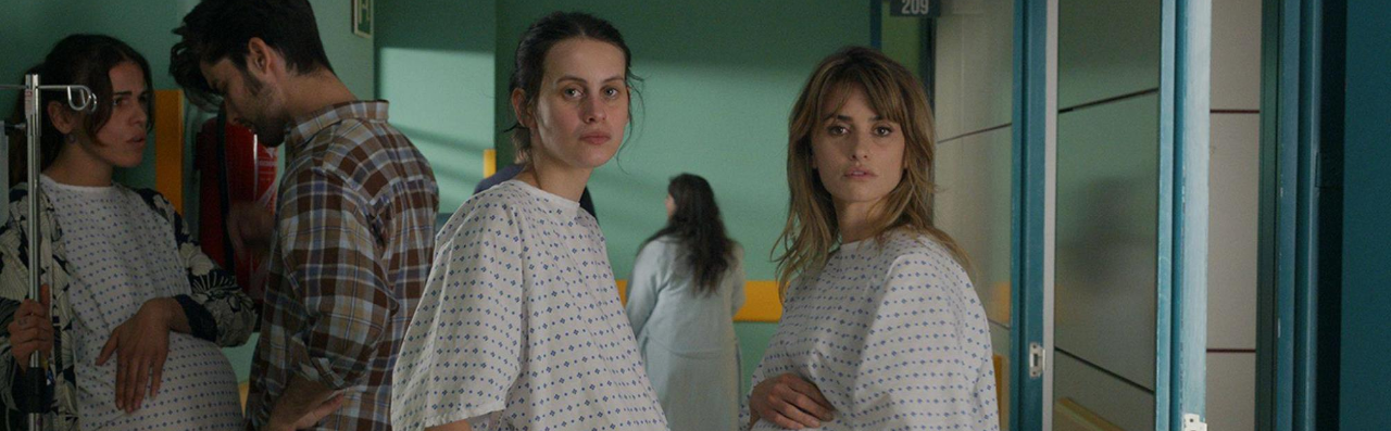 Fotograma de la película Madres paralelas