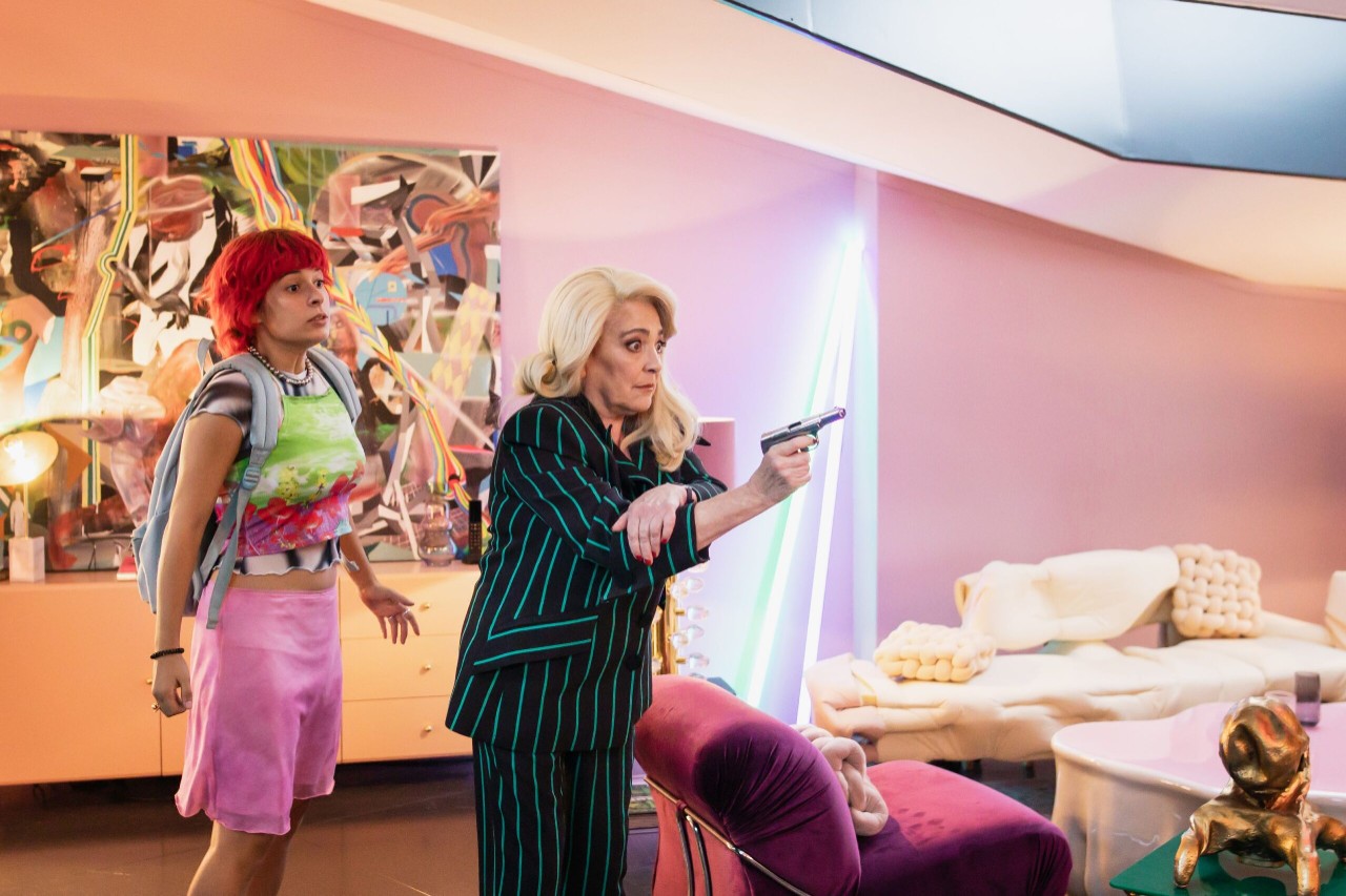 RAINBOW (L to R) DORA POSTIGO as DORA, CARMEN MAURA as COCO in RAINBOW. Cr. CONCHA DE LA ROSA/NETFLIX © 2021