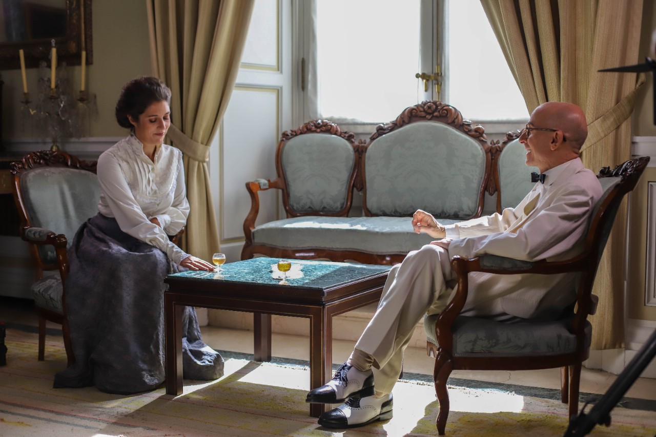 Fotograma de la película "Amores Brujos"