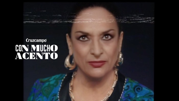 Fotograma del anuncio publicitario Con mucho acento. Imagen de Lola Flores sobre fondo negro