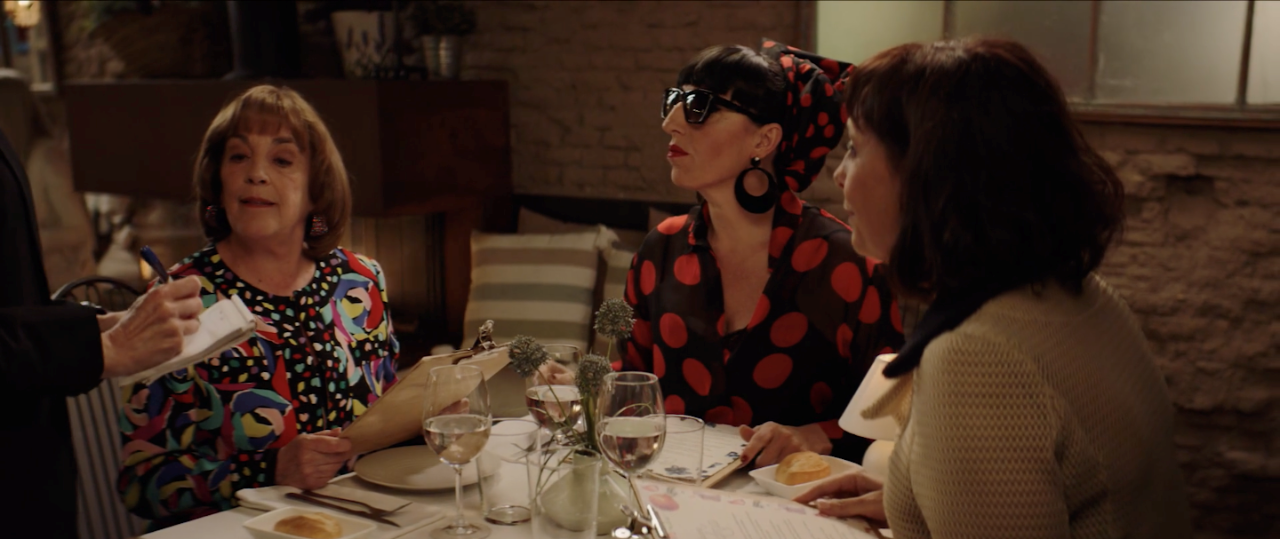 Fotograma del anuncio publicitario Deliciosa Calma. Tres mujeres pidiendo la comida en un restaurante. Carmen Maura y Loles León