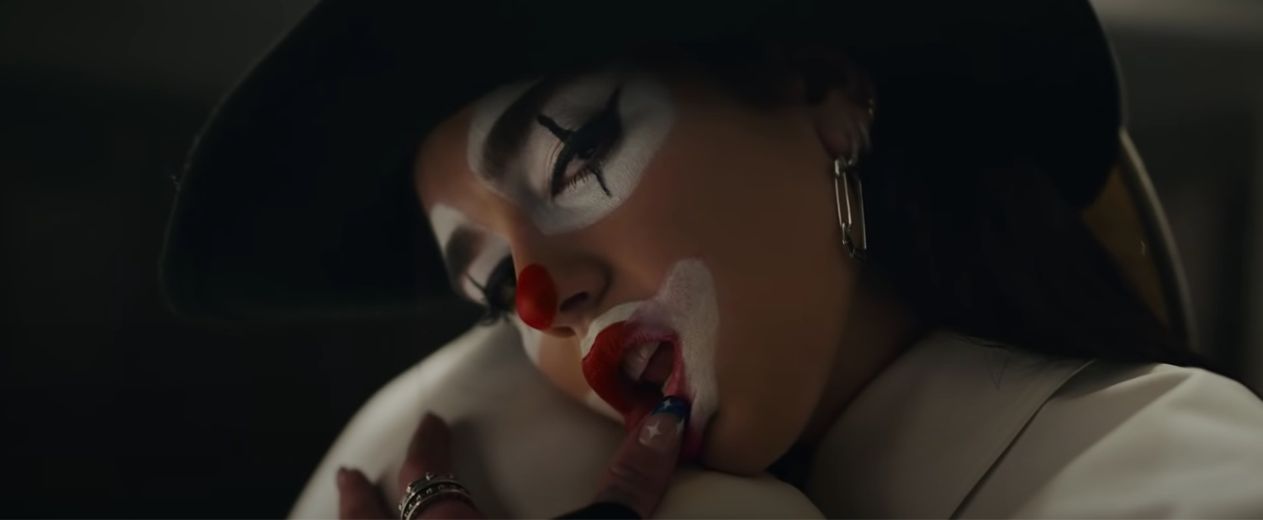 Fotograma del videoclip Love Again de Dua Lipa