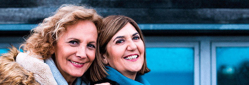 Fotograma de la serie Patria. Dos mujeres abrazándose y sonriendo