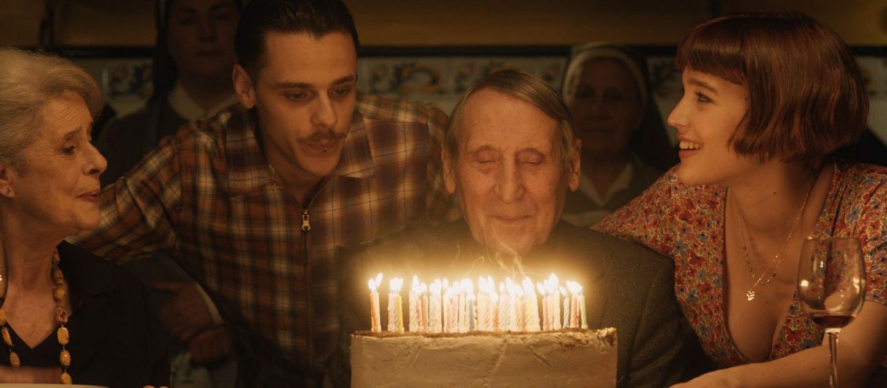 Fotograma de la película "La manzana de oro"
