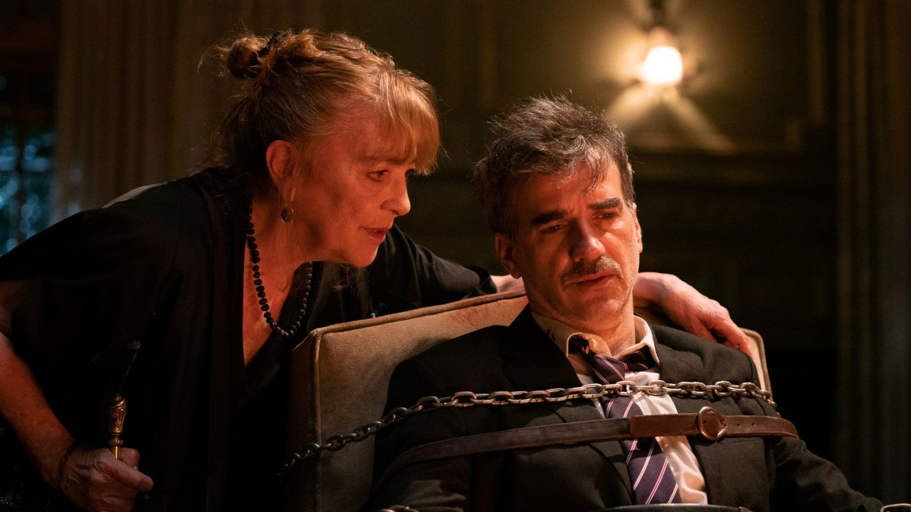 Fotograma de la película "Vieja loca"