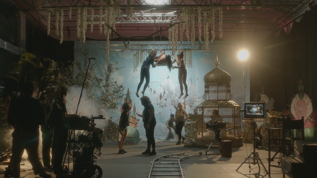 Fotograma de la película "Caigan las rosas blancas"