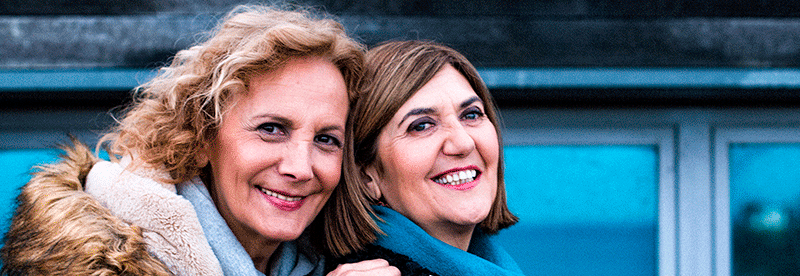 Fotograma de la serie Patria. Dos mujeres abrazándose y sonriendo