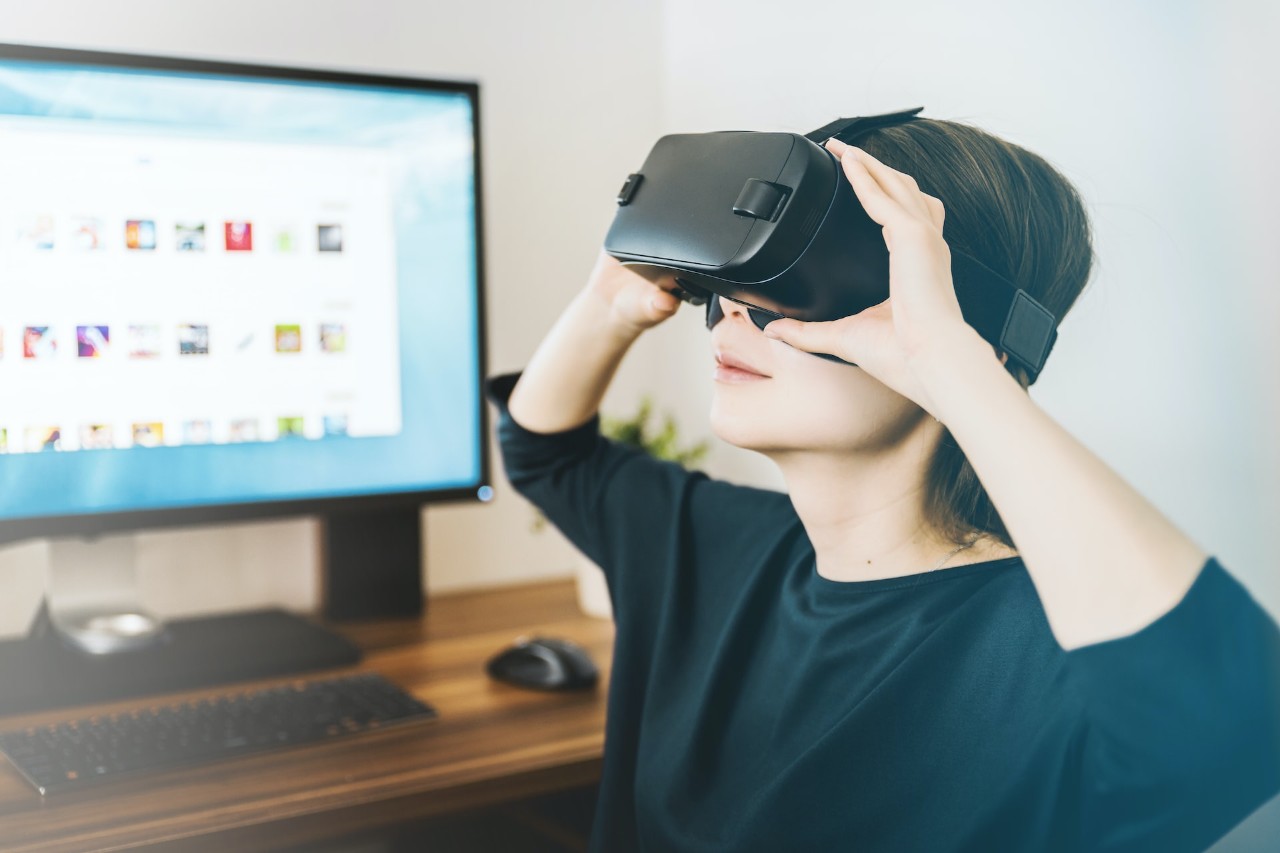 Imagen de una chica usando gafas de Realidad Virtual