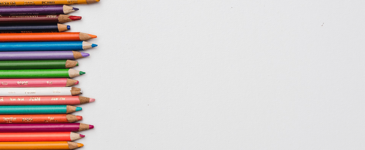Imagen de unos lápices de colores alineados a la izquierda