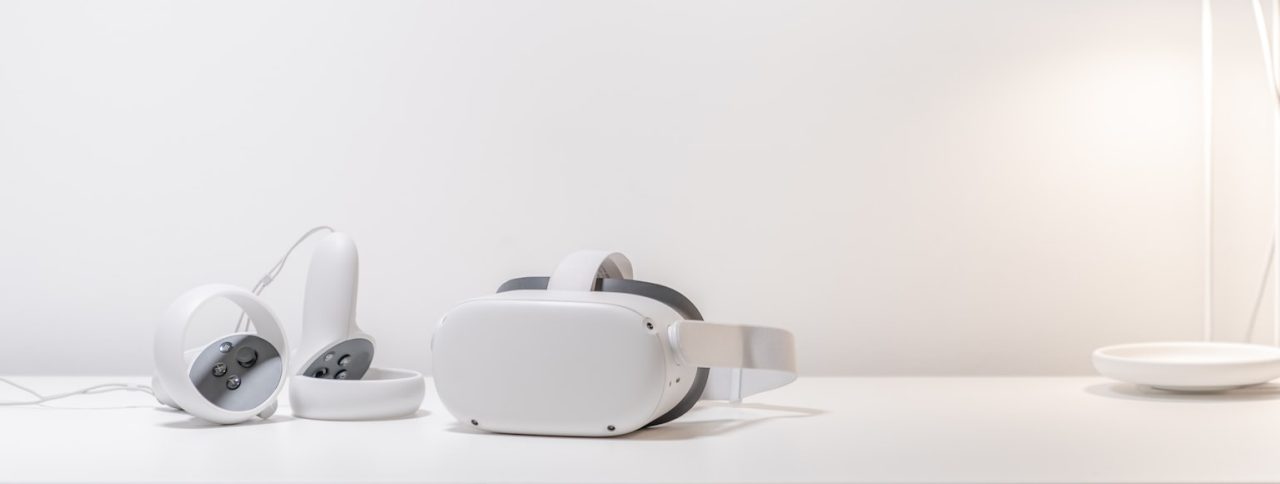 Imagen de mesa con varios dispositivos de Realidad Virtual